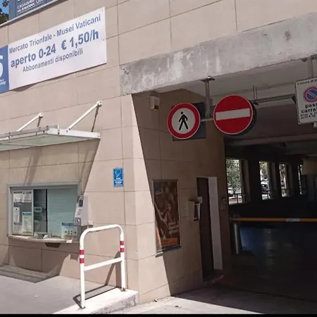 Tra I Musei Vaticani House